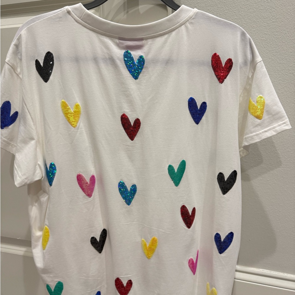 💛 NWT QUEEN OF SPARKLES White Tee with Multicolor Heart Accents - Picture 2 of 3